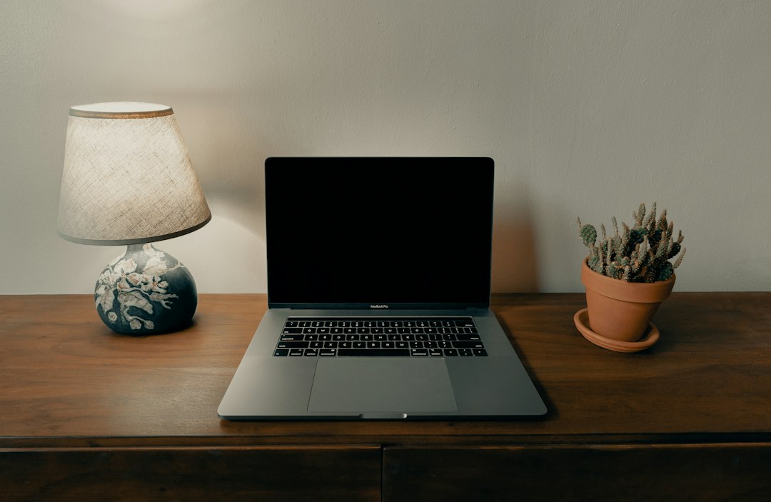 Bureau à domicile avec un ordinateur
