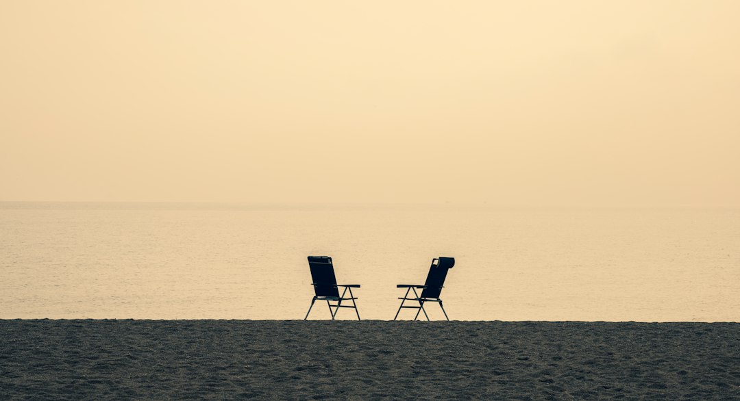Deux chaises face à la mer