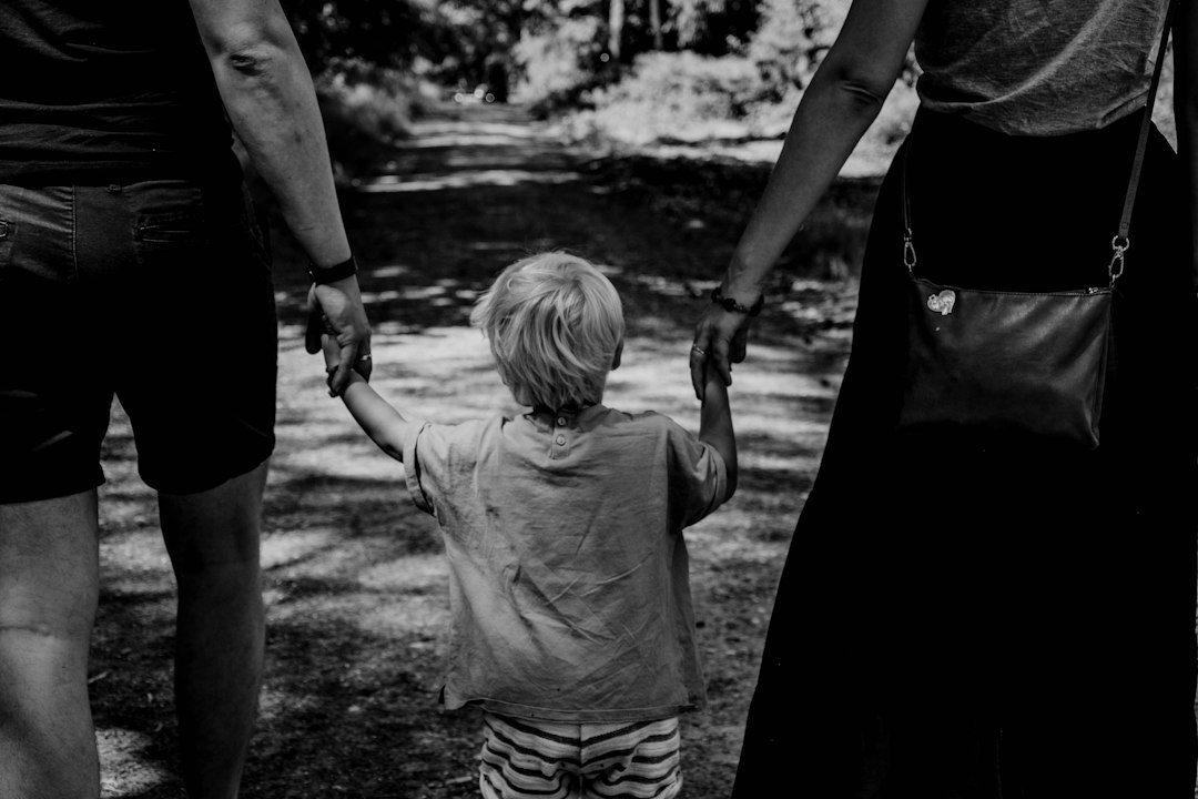 Un adulte et un enfant se tiennent la main